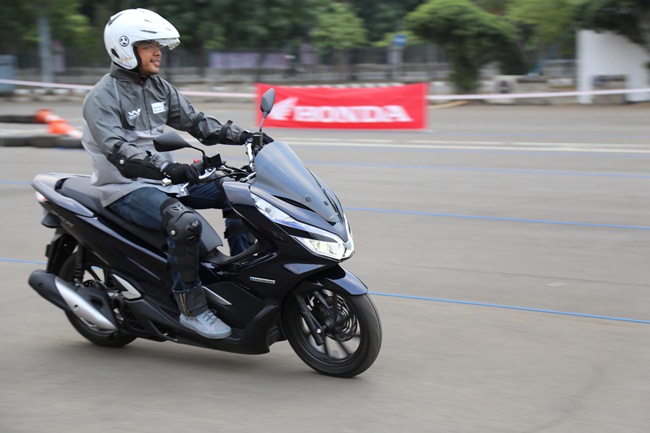 Dibanderol Rp40 Jutaan, AHM Resmi Pasarkan All New Honda PCX Hybrid